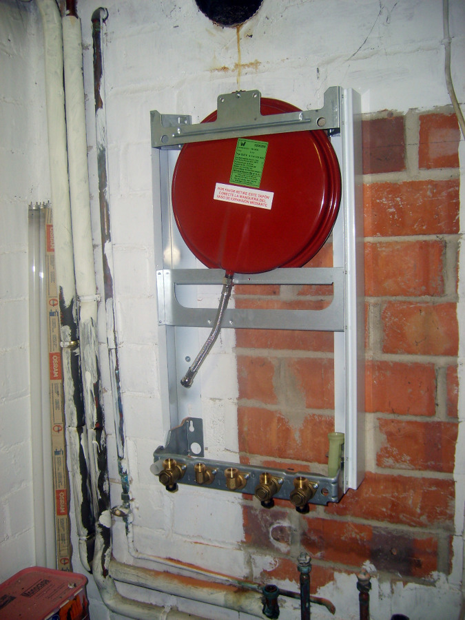 INSTAL.LACIÓ DE CALDERA MURAL JUNKERS CERAPUR DE CONDENSACIÓ.