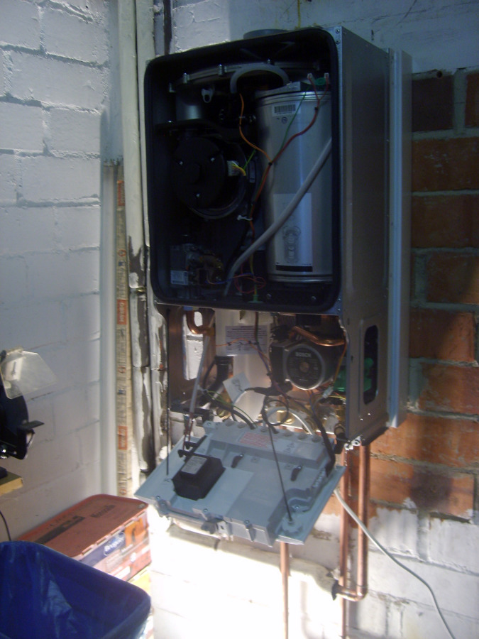 INSTAL.LACIÓ DE CALDERA MURAL JUNKERS CERAPUR DE CONDENSACIÓ.