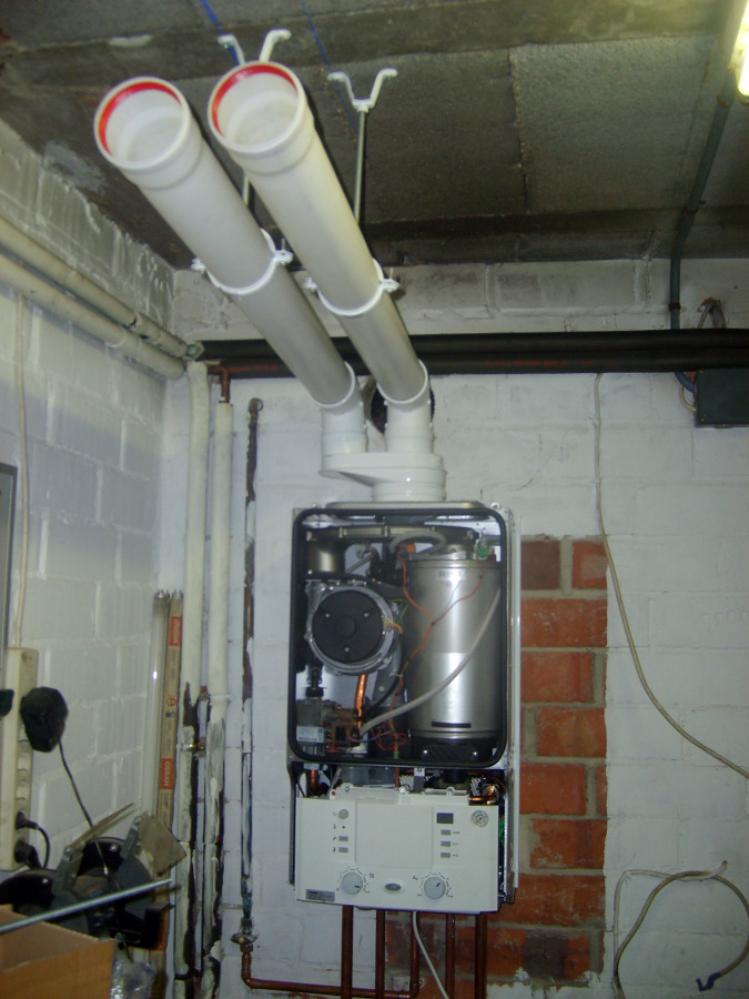 INSTAL.LACIÓ DE CALDERA MURAL JUNKERS CERAPUR DE CONDENSACIÓ.