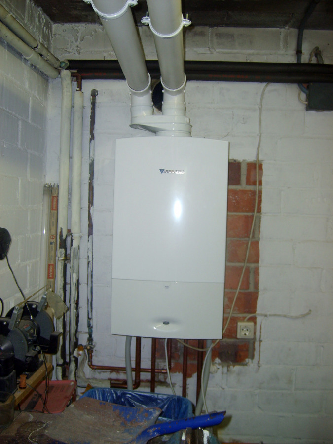 INSTAL.LACIÓ DE CALDERA MURAL JUNKERS CERAPUR DE CONDENSACIÓ.