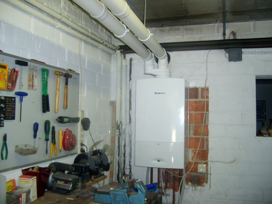 INSTAL.LACIÓ DE CALDERA MURAL JUNKERS CERAPUR DE CONDENSACIÓ.