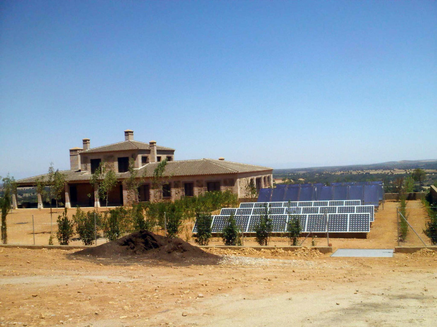 Instalación aislada fotovoltaica y Termica.