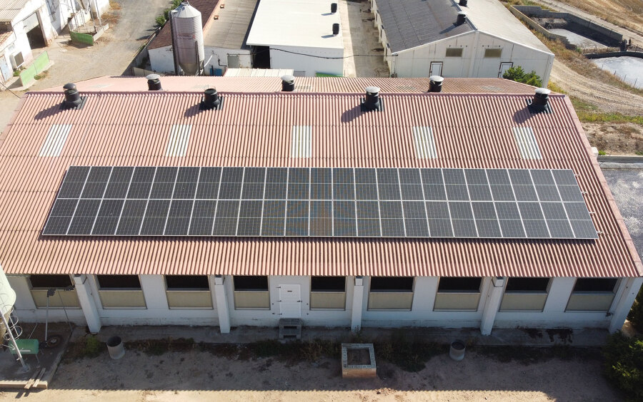 Instalación fotovoltaica en granja