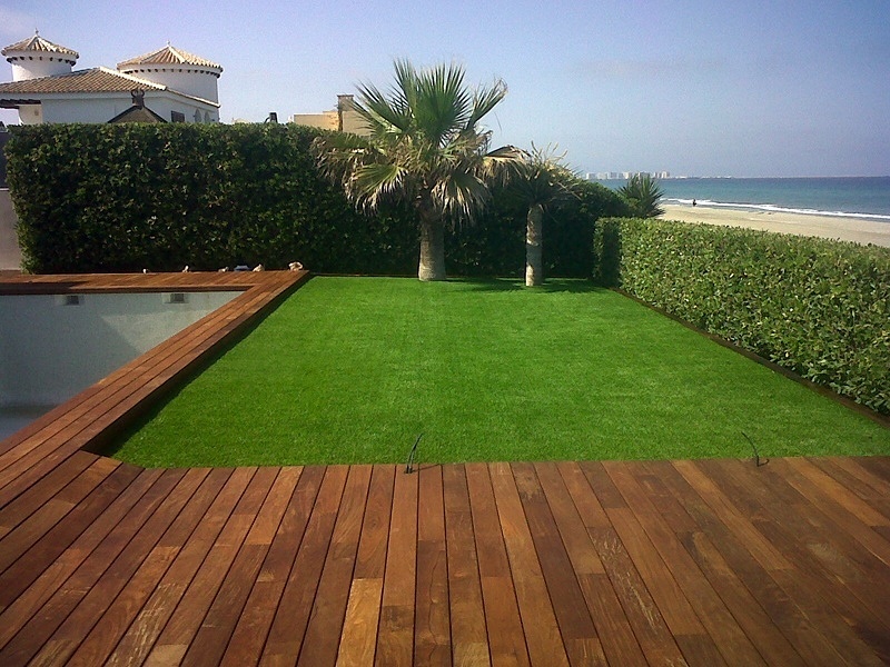 Instalación césped artificial y tarima madera Ipe