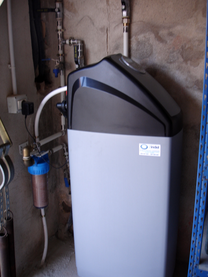 Instalación de descalcificador compacto de 25lts de resina INSOL.