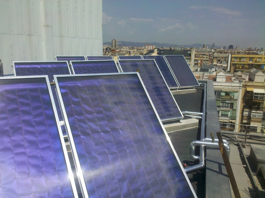 Agua caliente solar y climatización de piscina en el edificio de la sede territorial de ONCE en Barcelona