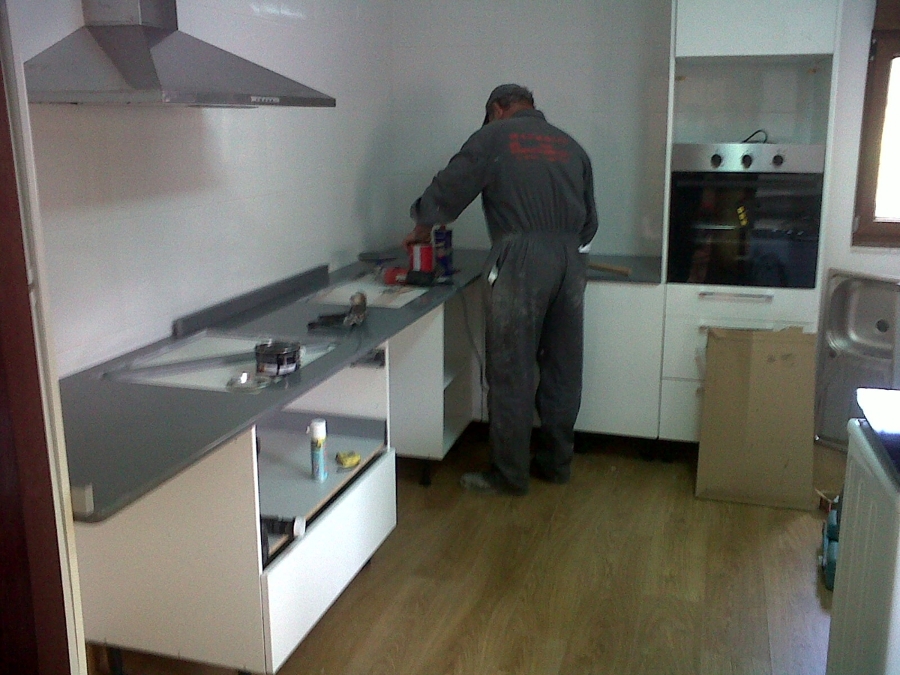 instalacion de muebles de cocina post-formato blanco