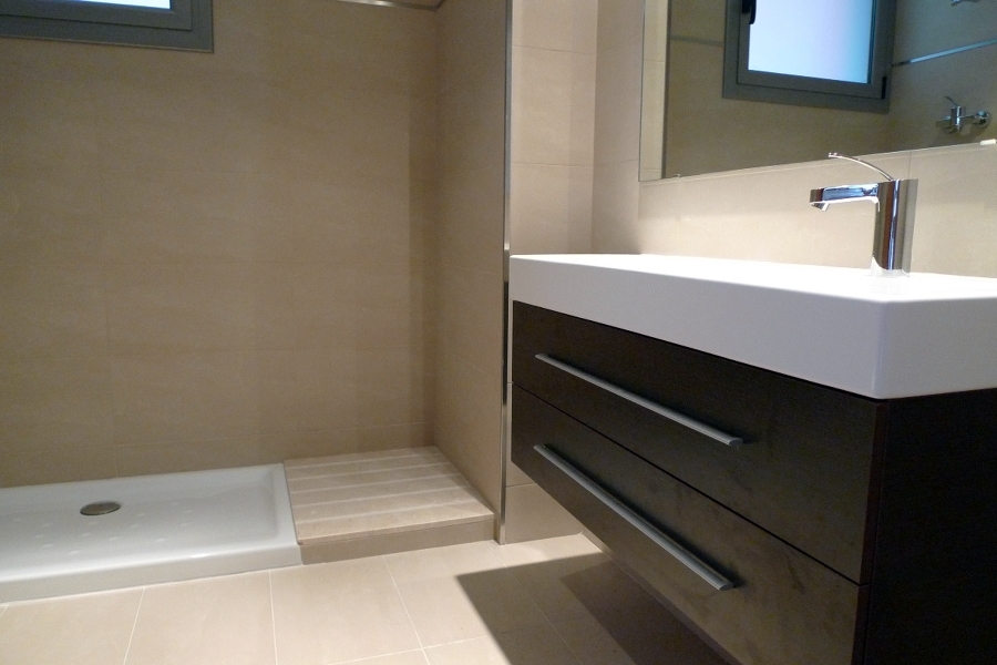 Instalación de plato de ducha y lavamanos