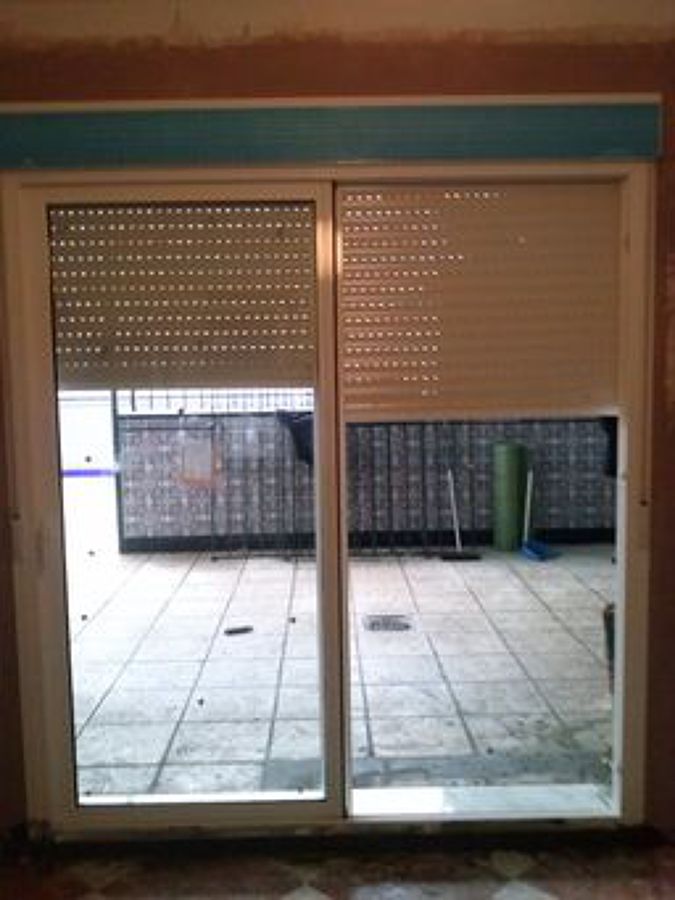 instalación de puerta de aluminio