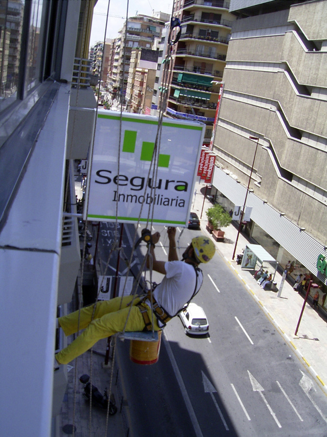 Instalación de rótulos luminosos