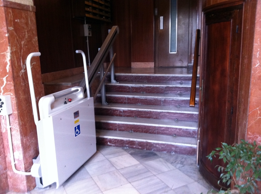 Instalación de salvaescaleras en patio