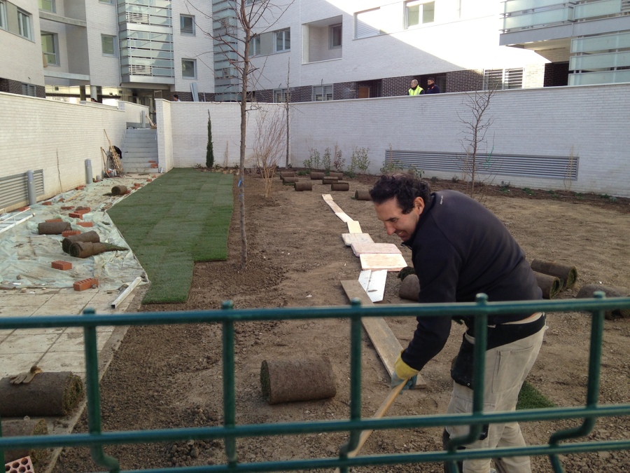 Instalación de tépez y céspedes artificiales