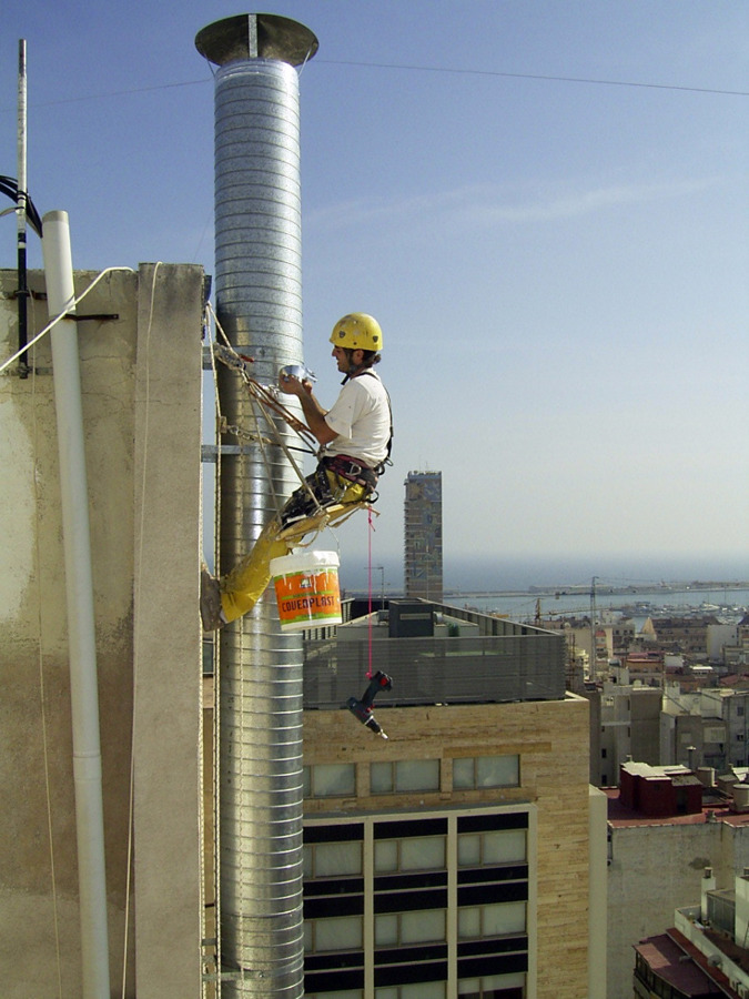 Instalación de tubería helicoidal en exterior de edificio