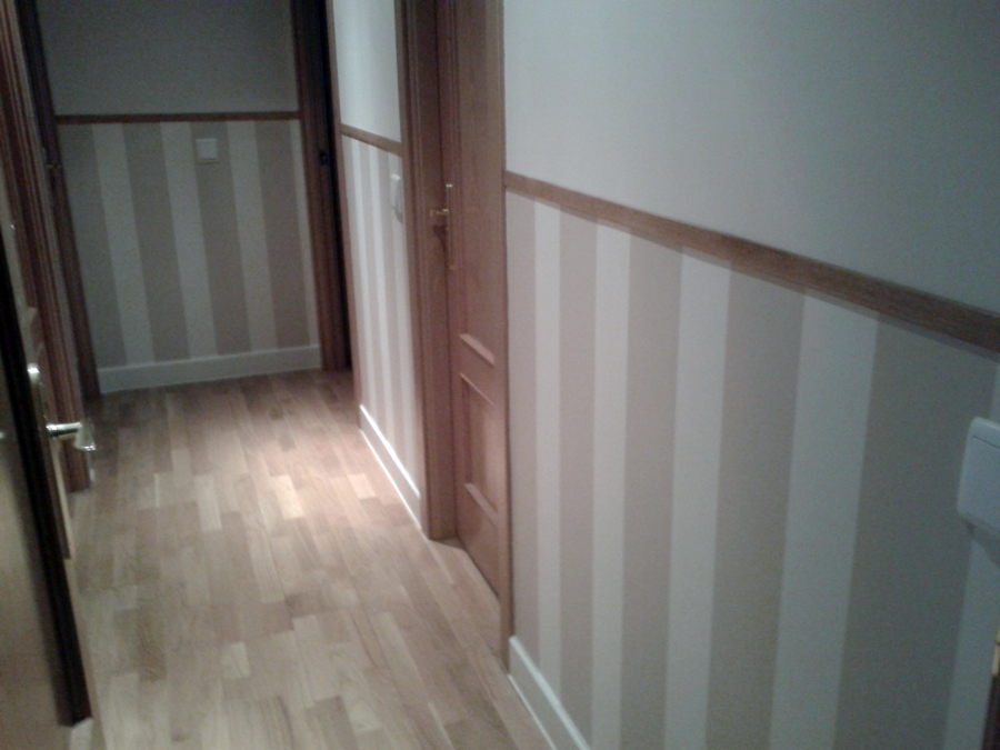 instalación de zócalo de papel pintado en pasillo