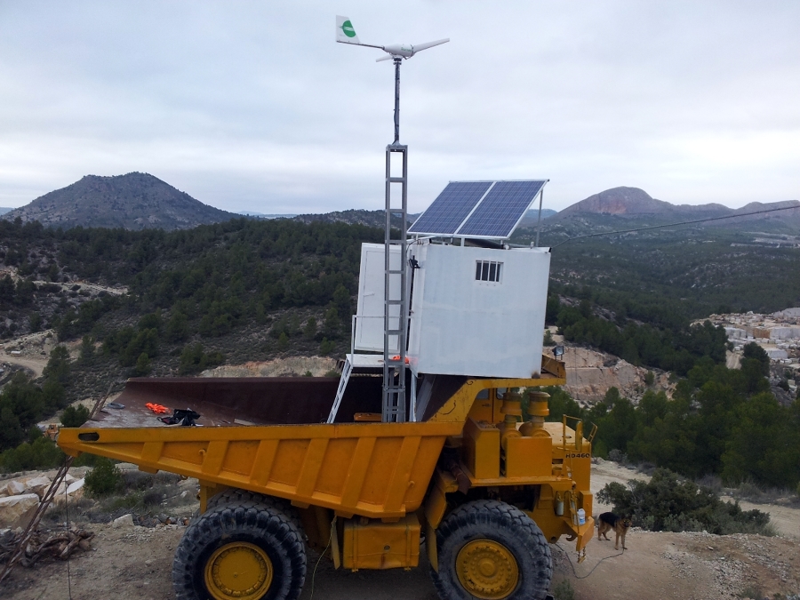 Instalación fotovoltaica aislada con aerogenerador.