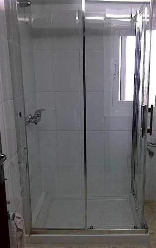 instalación mampara de baño, con 2 fijos y 2 puertas correderas entrada vértice (esquina), perfileria brillo, vidrio seguridad anti cal.