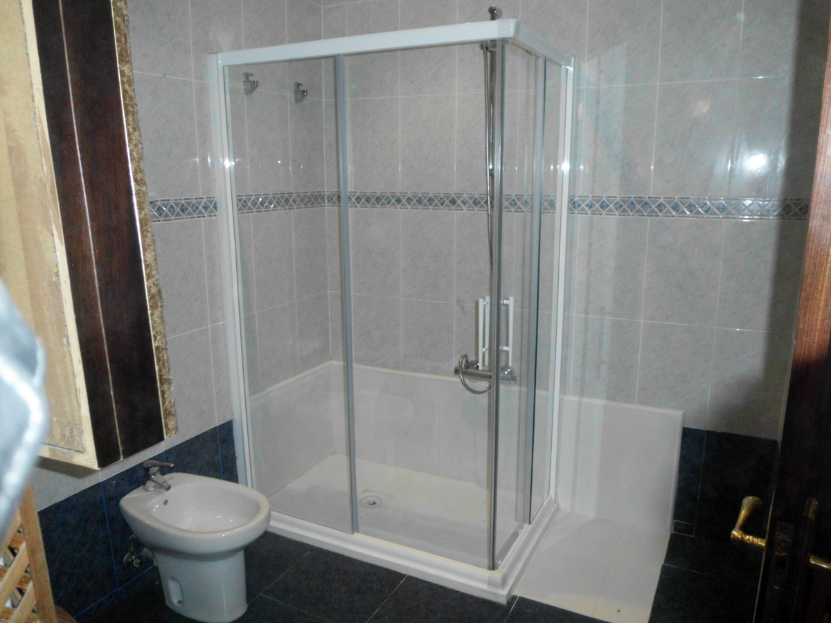 INSTALACION PLATO DUCHA CON ZONA SECADO Y MAMPARA