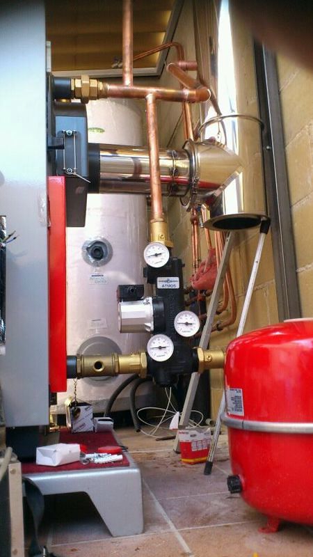 Instalación (realizándose) de caldera de pellet ATMOS D14P.