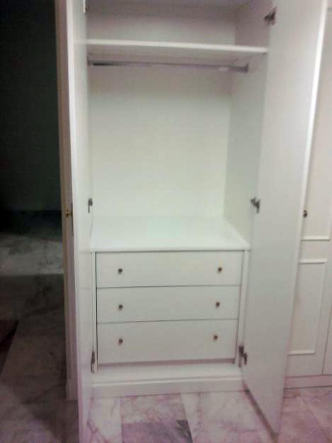 interior de armario y puertas abatibles lacadas