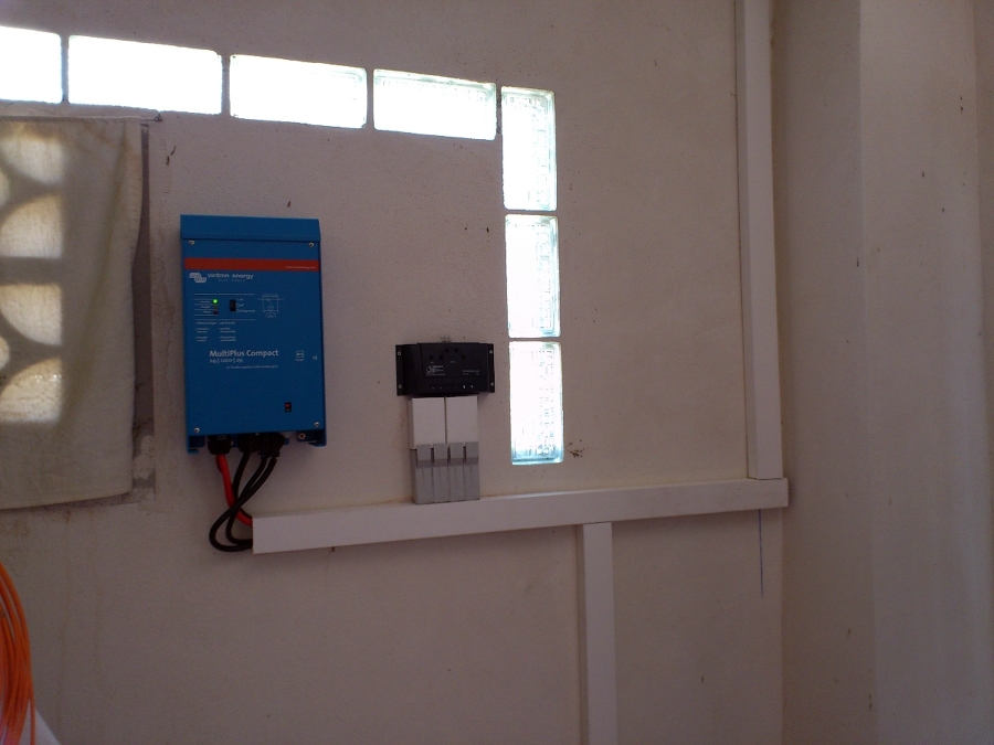 Inversor y regulador de carga de una fotovoltaica aislada