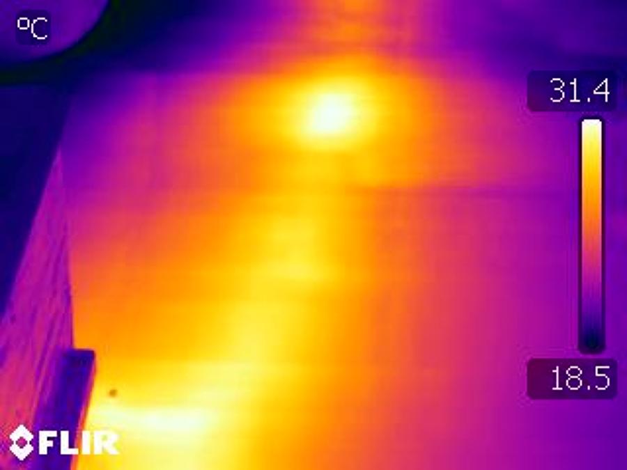 Rotura de tubería de calefacción bajo el pavimento