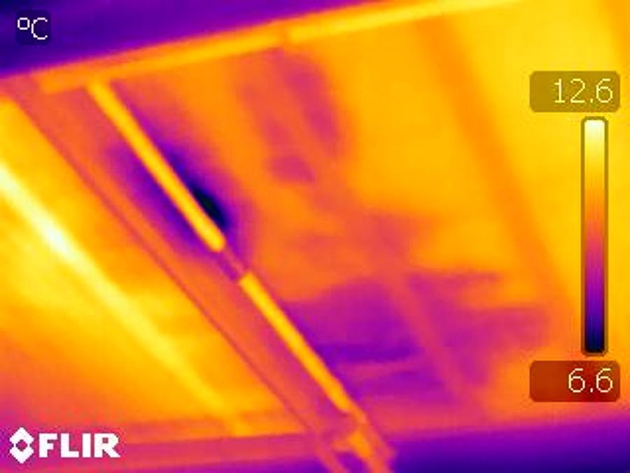 Gotera y filtraciones en un techo