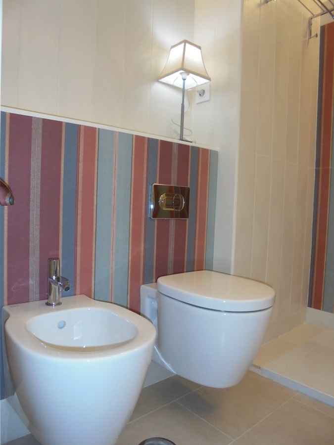 Baño. Detalle pared con repisa