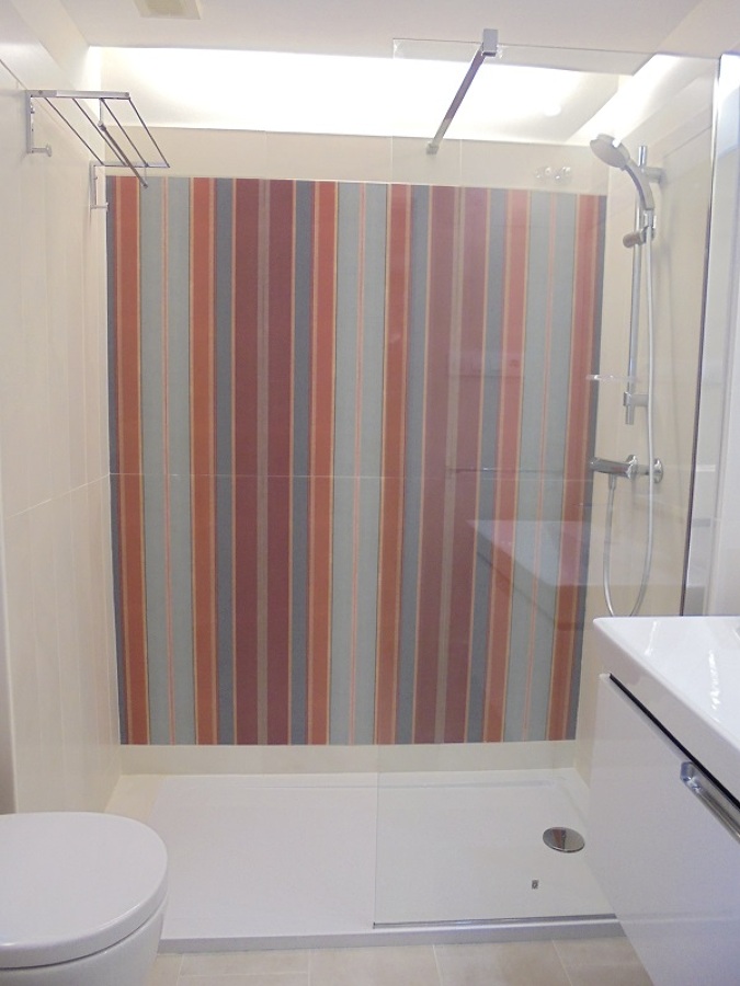 Baño.. Detalle plato ducha e iluminación