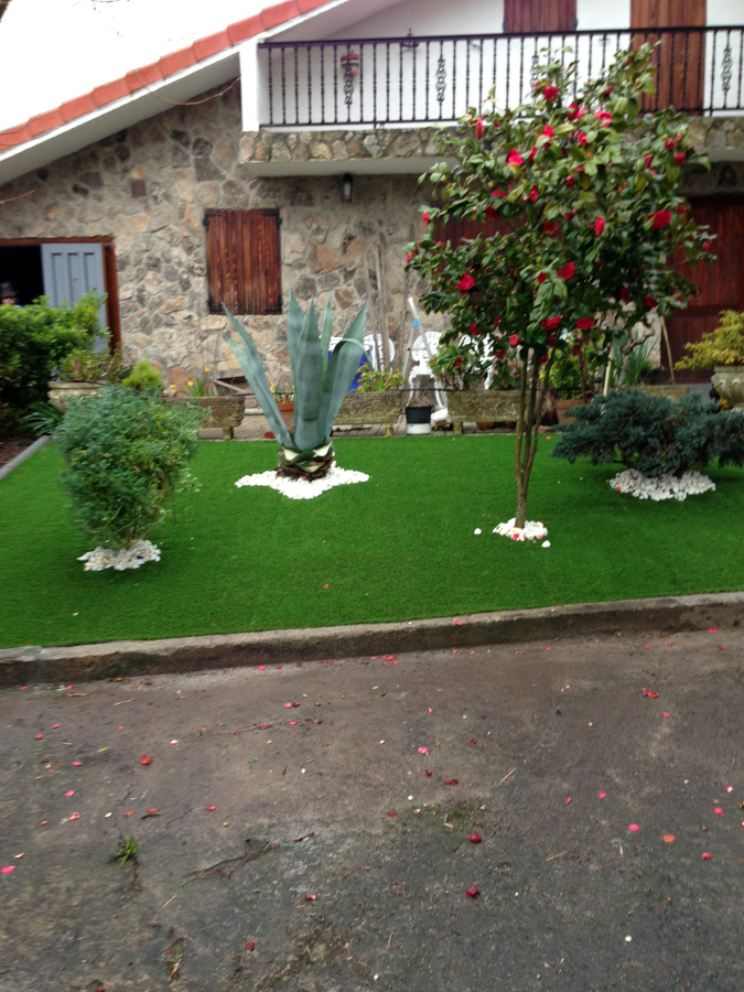 jardin cesped artificial y vivienda