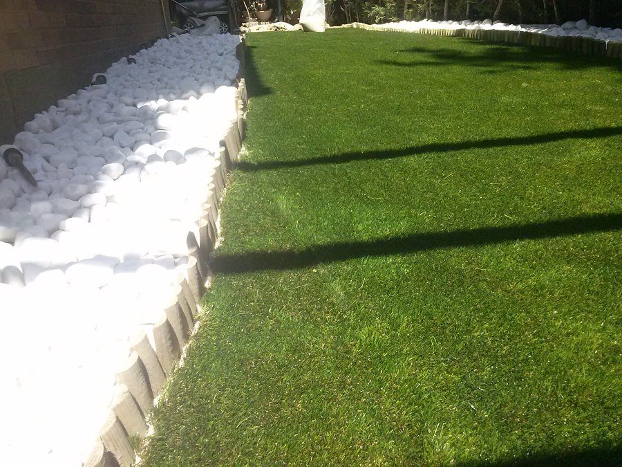 jardín con césped artificial