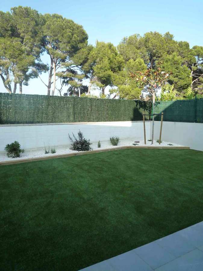 jardín con césped artificial