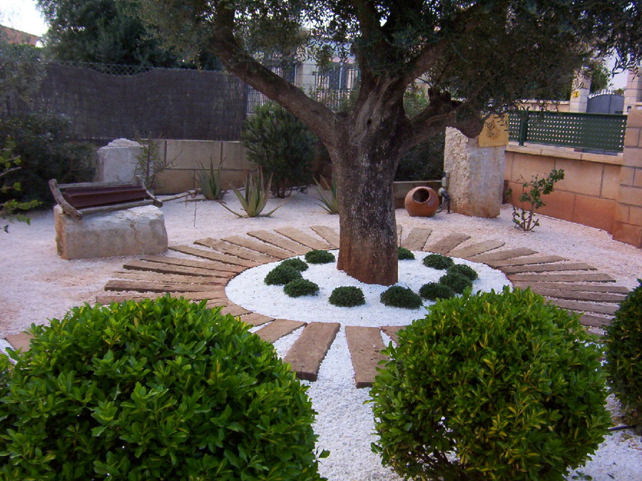 Jardín con gravilla y traviesas