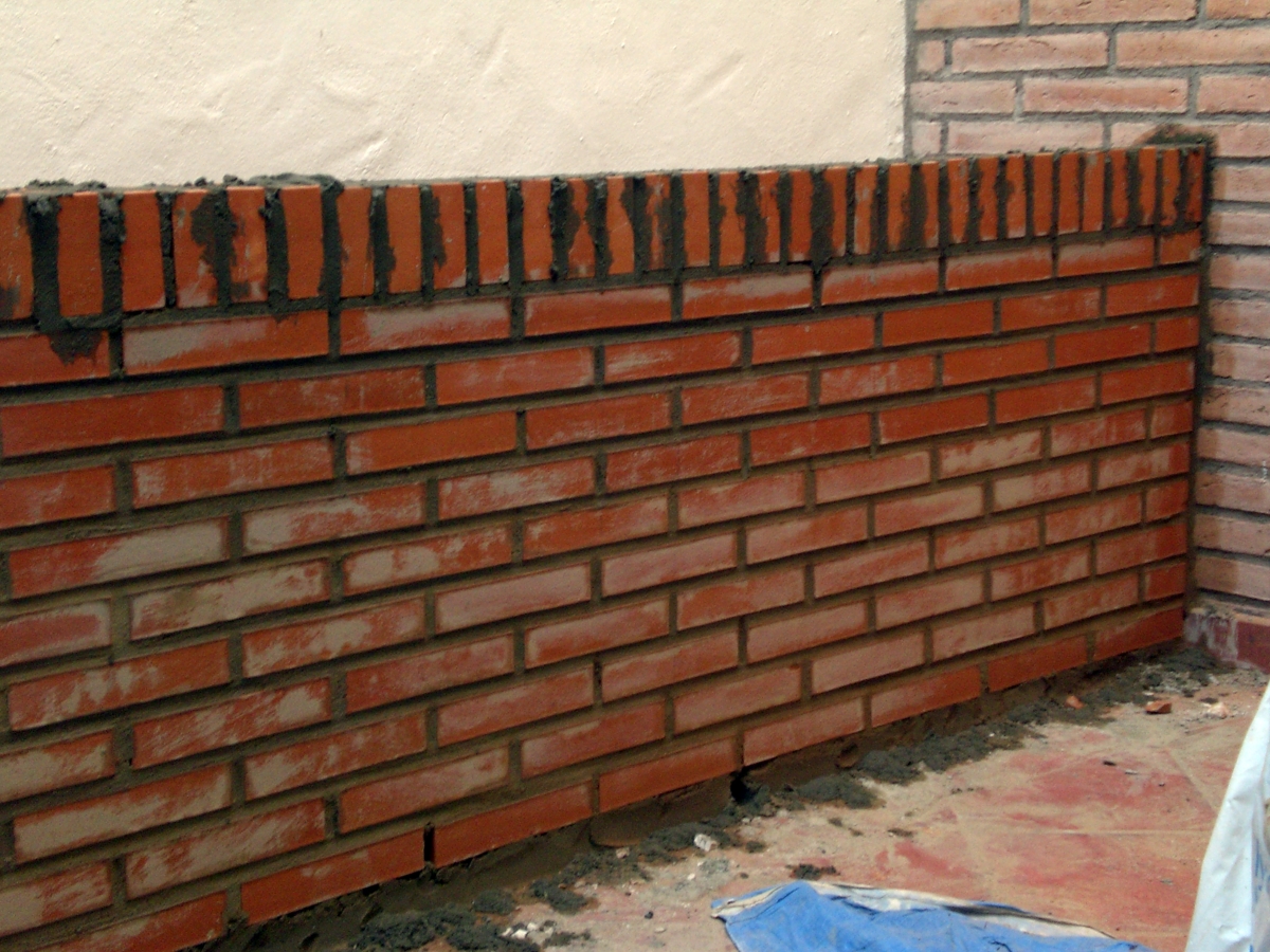 jardinera de obra de ladrillo visto