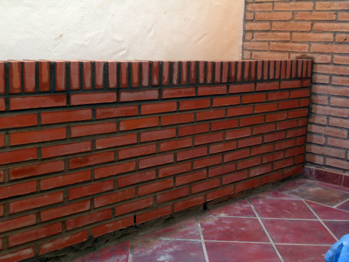 jardinera de obra de ladrillo visto.