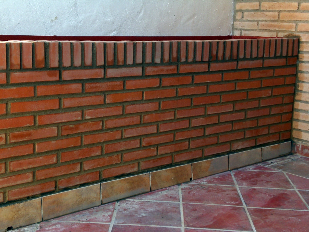 jardinera de obra de ladrillo visto.