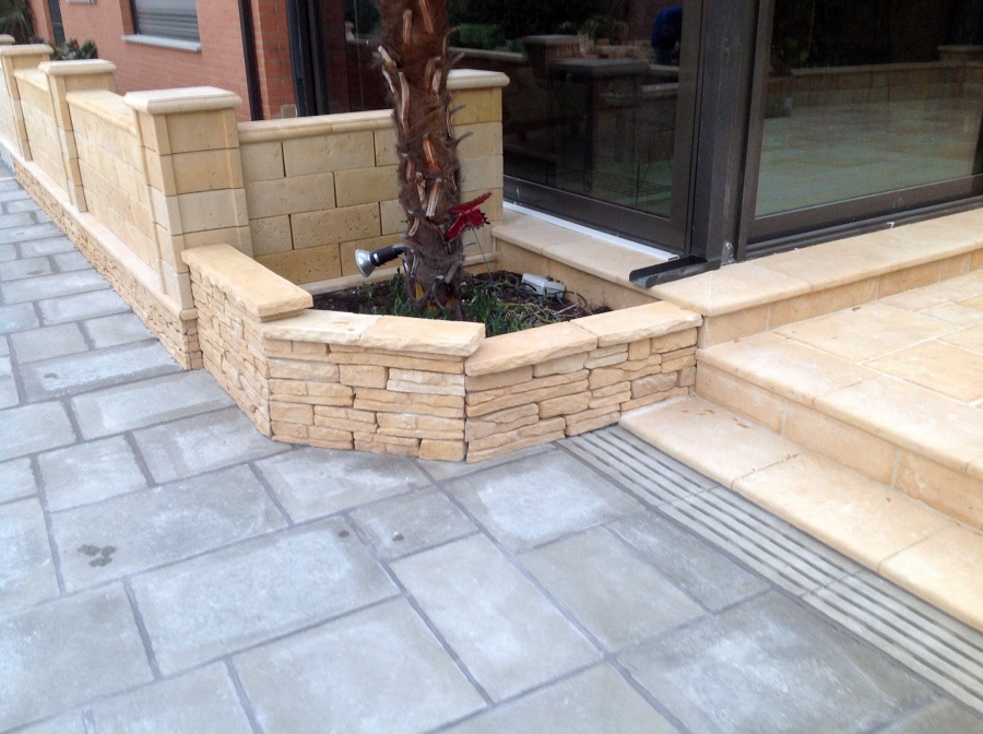 Jardinera y pared rústico 