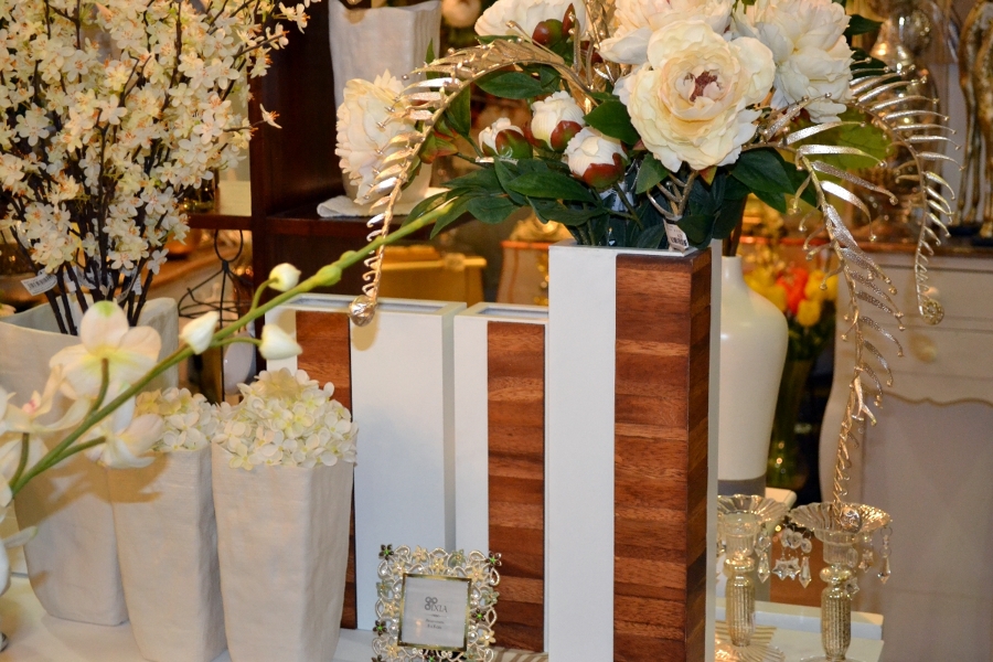 Jarrones con motivos en madera. 