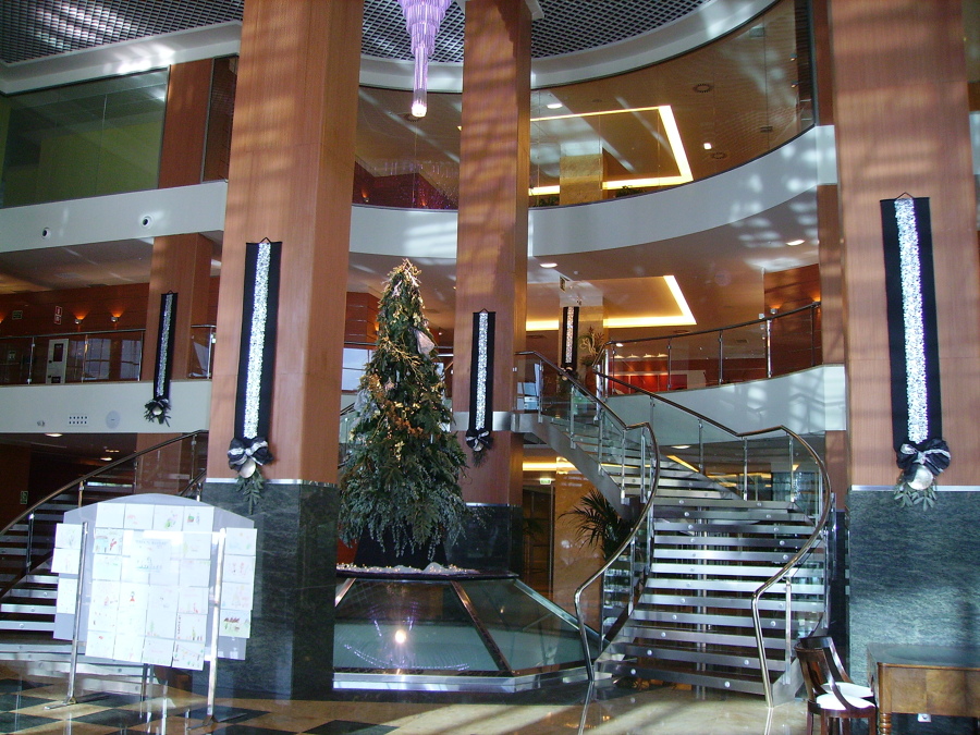 hall hotel con paredes y pilares revestidos de cerezo 