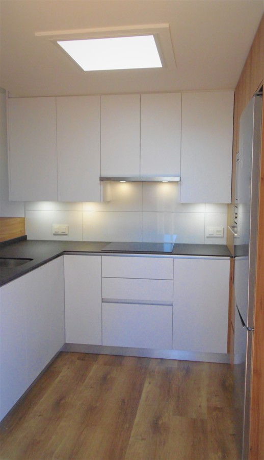 iluminación bajo muebles