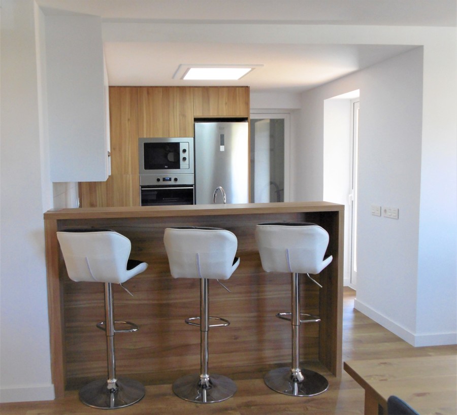 vista barra con taburetes