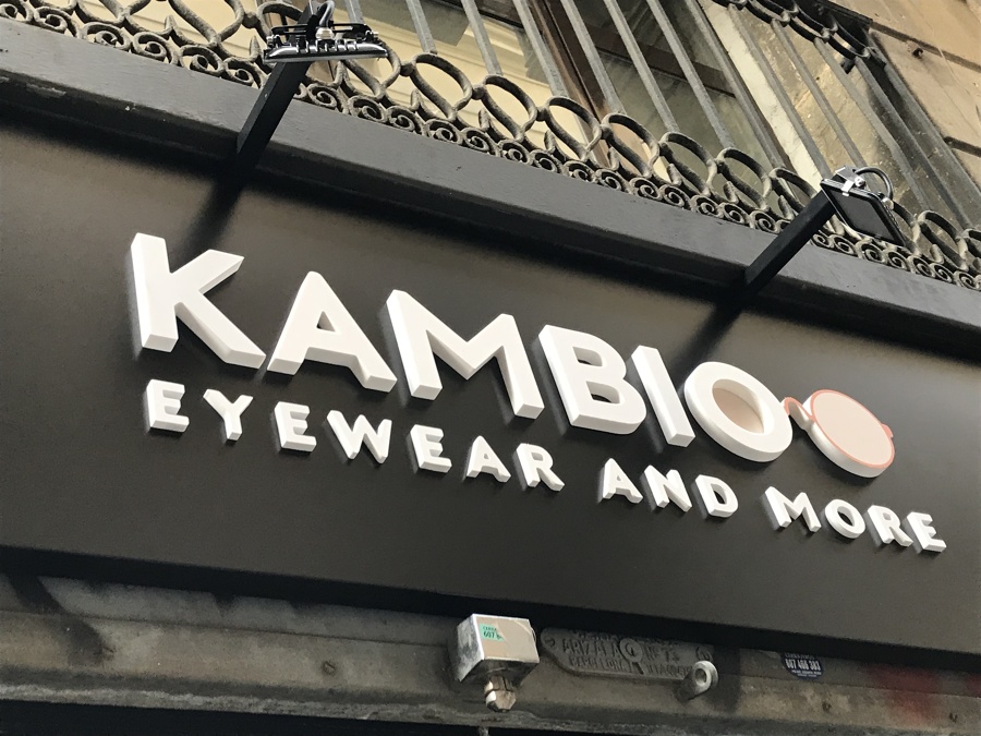 Rótulo con letras corpóreas