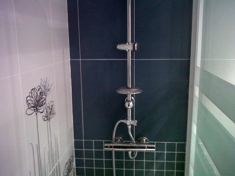 kit grifo termostatico con barra fija y movil en baño de diseño 