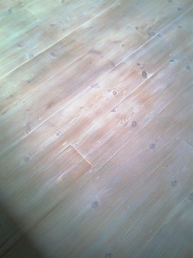 Suelo envejacido y barnizado.
