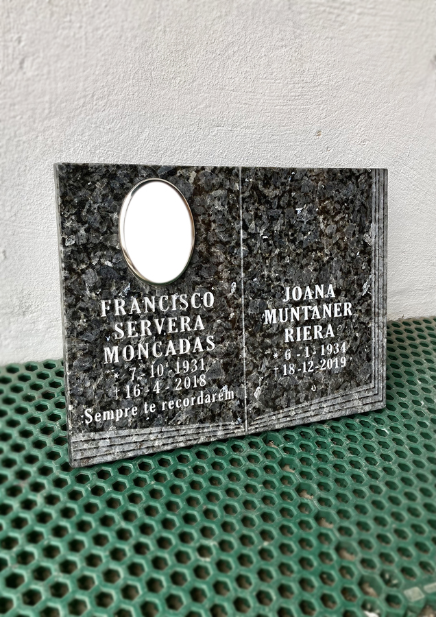 Libro de granito negro con inscripción y fotoporcelana.