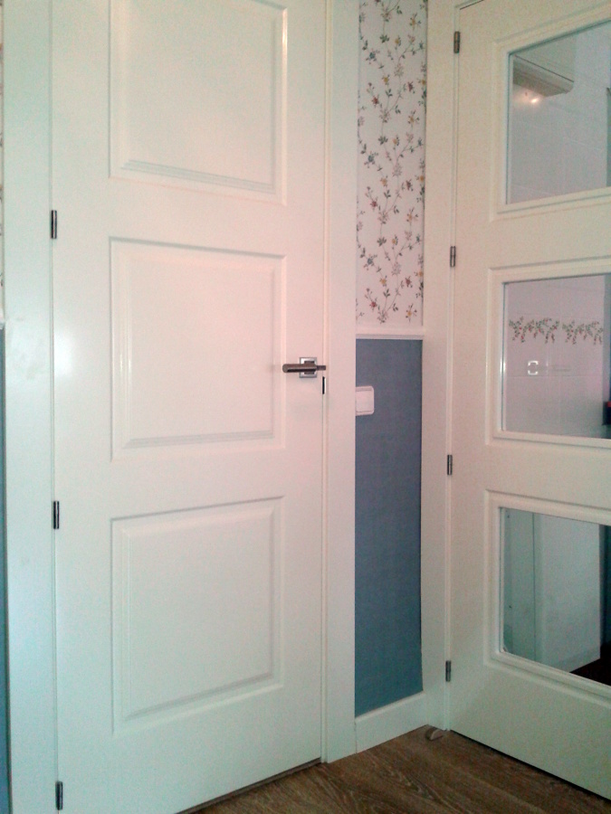 Lacado de puertas en blanco.