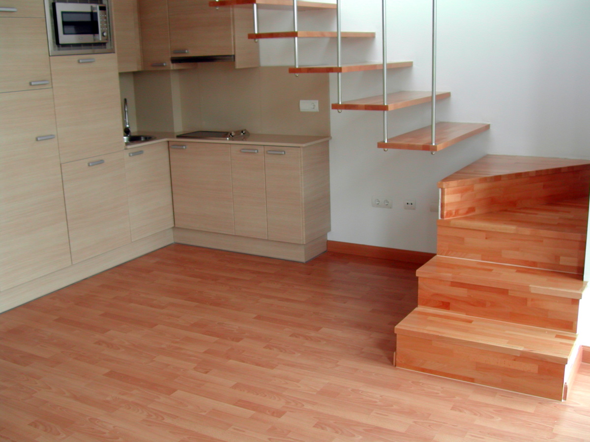 LAMINADO + PELDAÑOS EN TABLERO HAYA