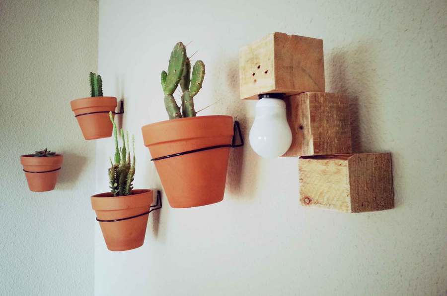 Lámpara de pared hecha con palets