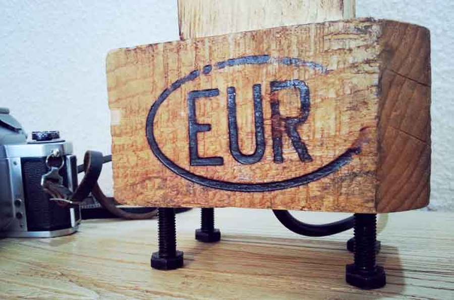 Lámpara de sobremesa hecha con palets