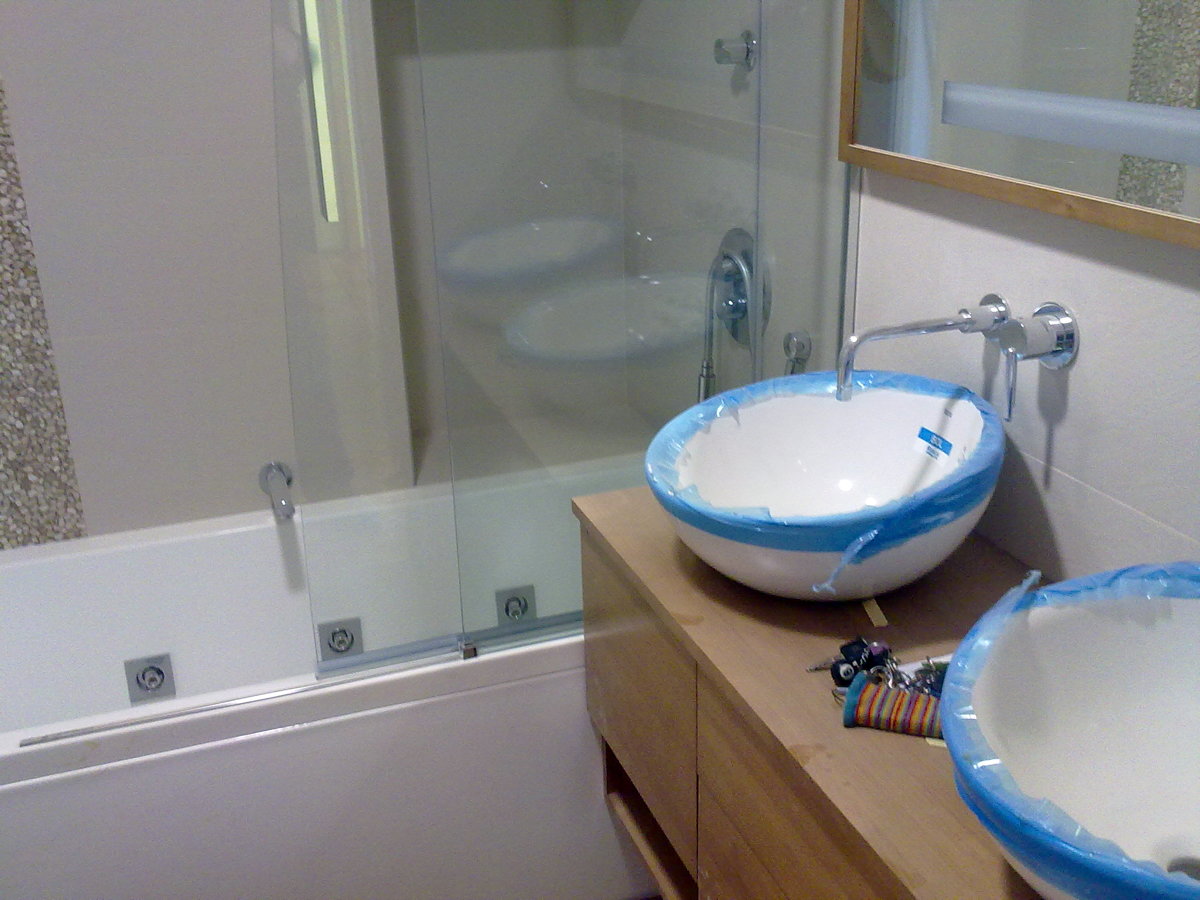 lavabo con grifos empotrados