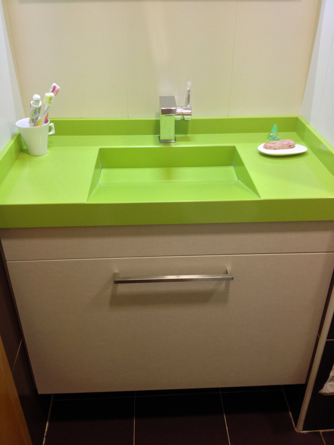 Lavabo integrado en silestone verde fun